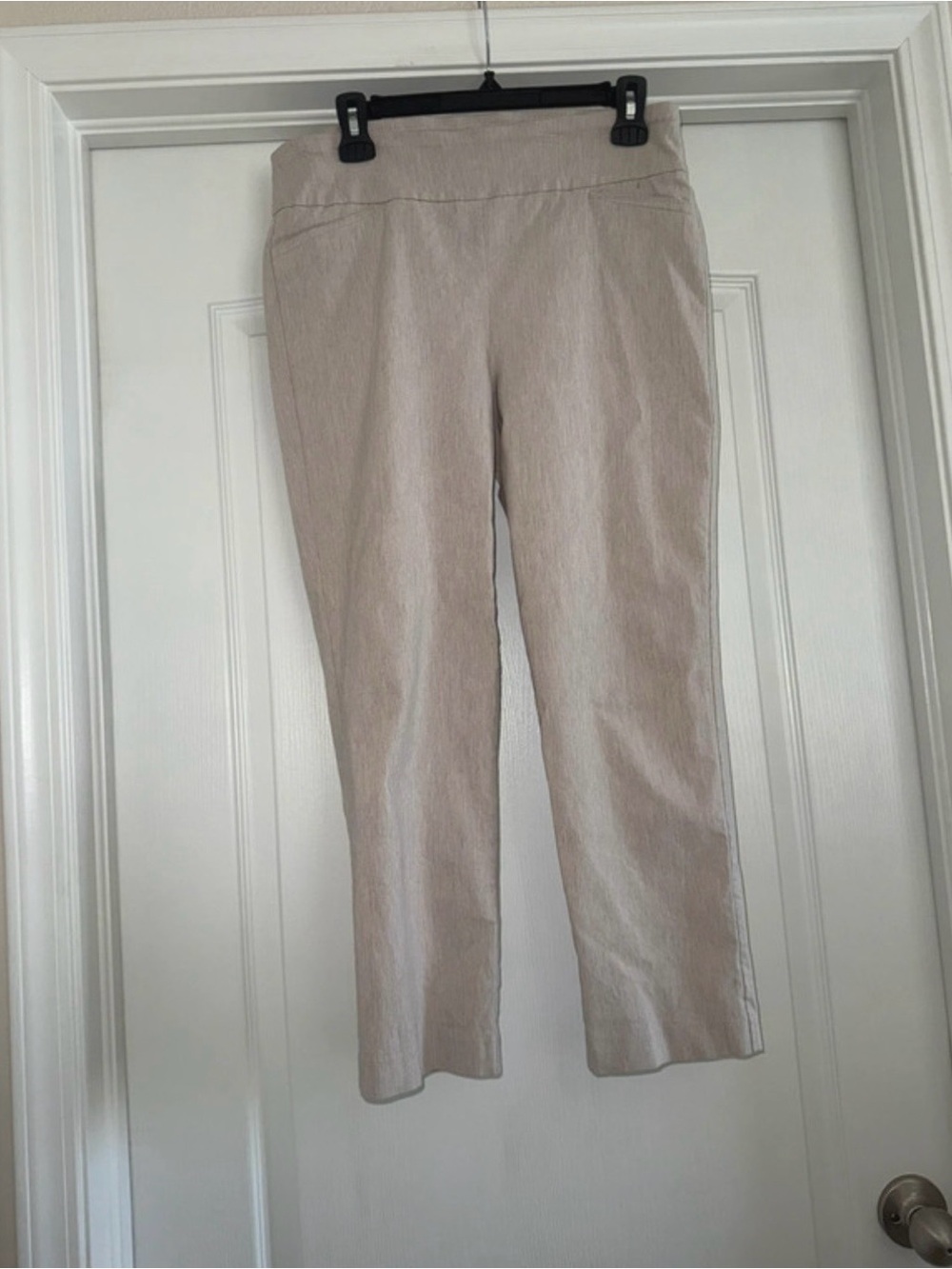 Attyre Cream Straight-Leg Capris